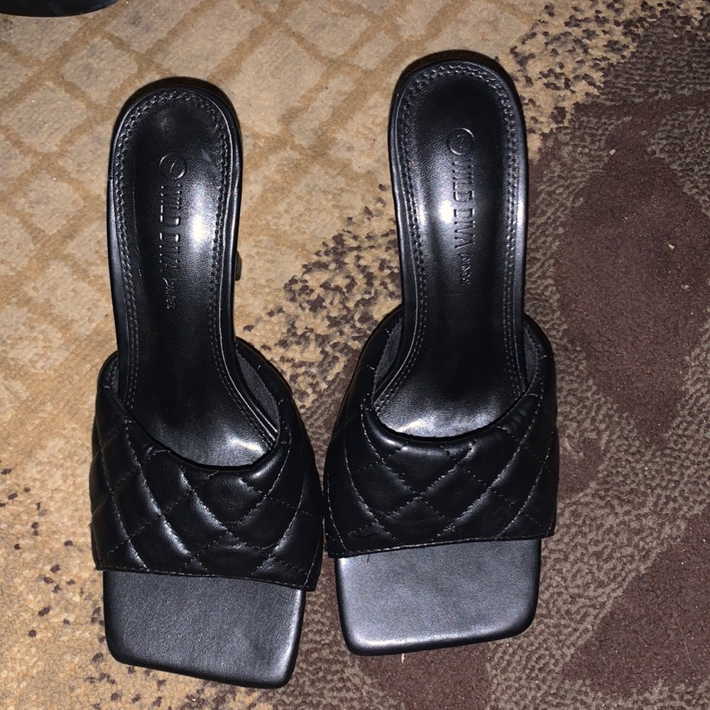 BLACK HEELS